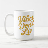 Vibes Don’t Lie – Stylische Retro- Script-Typograf Kaffeetasse (Links)