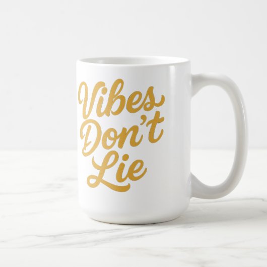 Vibes Don’t Lie – Stylische Retro- Script-Typograf Kaffeetasse (Rechts)