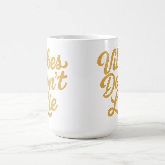 Vibes Don’t Lie – Stylish Retro Script Typography Kaffeetasse (Mittel)