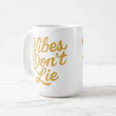 Vibes Don’t Lie – Stylish Retro Script Typography Kaffeetasse (Vorderseite Links)