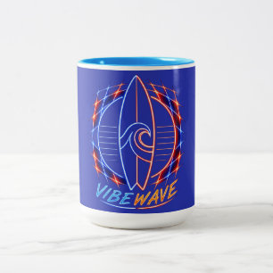 Vibewave Neon-Surfbrett-Design – Retro Wave Glow A Zweifarbige Tasse