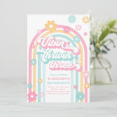 Vibin' Thrivin' Three Boho Daisy Rainbow Einladung (Stehend Vorderseite)