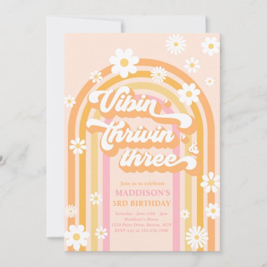 Vibin' Thrivin' Three Boho Daisy Rainbow Einladung (Vorderseite)