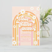 Vibin' Thrivin' Three Boho Daisy Rainbow Einladung (Stehend Vorderseite)