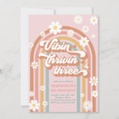 Vibin' Thrivin' Three Boho Daisy Rainbow Einladung (Vorderseite)