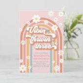 Vibin' Thrivin' Three Boho Daisy Rainbow Einladung (Stehend Vorderseite)