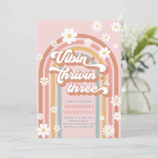 Vibin' Thrivin' Three Boho Daisy Rainbow Einladung (Stehend Vorderseite)