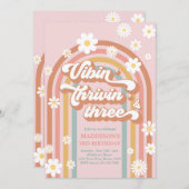 Vibin' Thrivin' Three Boho Daisy Rainbow Einladung (Vorne/Hinten)