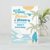 Vibin' Thrivin' & Three Retro Surf Strand Geburtst Einladung (Stehend Vorderseite)