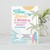 Vibin' Thrivin' & Three Retro Surf Strand Geburtst Einladung (Stehend Vorderseite)