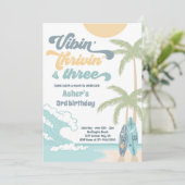Vibin' Thrivin' & Three Retro Surf Strand Geburtst Einladung (Stehend Vorderseite)