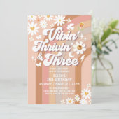 Vibin' Thrivin' und drei erdige Retro-Geburtstag Einladung (Stehend Vorderseite)