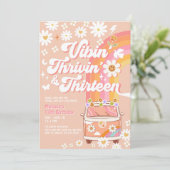 Vibin' Thrivin' und dreizehn Groovy 13. Geburtstag Einladung (Stehend Vorderseite)