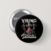 Vibing mit meinen Dämonen Skelett Halloween Spooky Button (Vorne & Hinten)