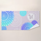 Vibraning Aqua Blue Random Mandala Monogram Badehandtuch (Badehandtuch)