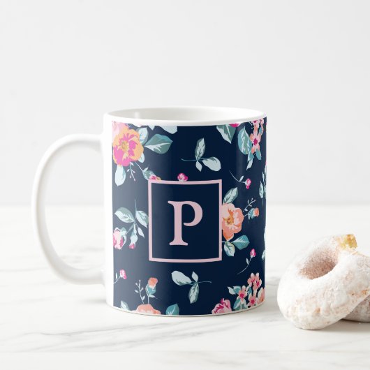 Vibrannendes rosa Roses Blumenmuster Monogramm Kaffeetasse (Mit Donut)