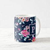 Vibrannendes rosa Roses Blumenmuster Monogramm Kaffeetasse (VorderseiteRechts)
