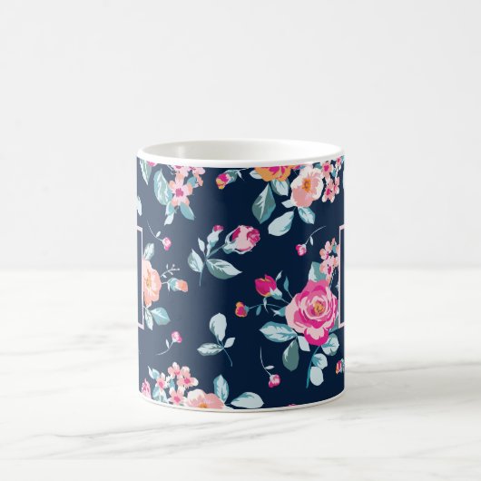 Vibrannendes rosa Roses Blumenmuster Monogramm Kaffeetasse (Mittel)