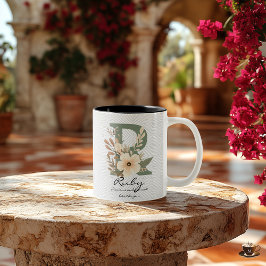 Vibrannte floral Boho Chic Monogram-Tasse für Ruby Zweifarbige Tasse