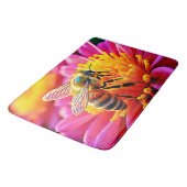 Vibrant Bee on Bloom Design Badematte (Schrägansicht)