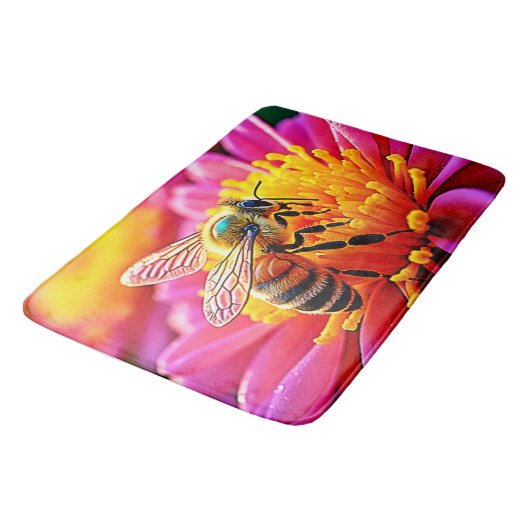 Vibrant Bee on Bloom Design Badematte (Schrägansicht)