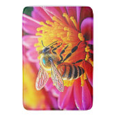 Vibrant Bee on Bloom Design Badematte (Vorderseite Vertikal)