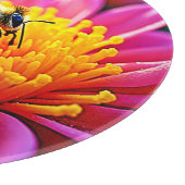 Vibrant Bee on Bloom Design Schneidebrett (Ecke)