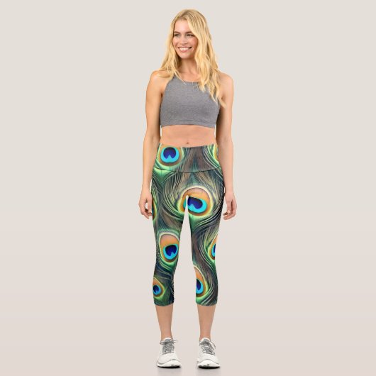 Vibrant Exotic Peacock Feather Print Capri Leggings (Vorderseite)