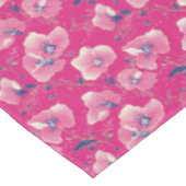Vibrant Floral Pattern in Pink, White & Royal Blue Tischdecke (Schrägansicht)