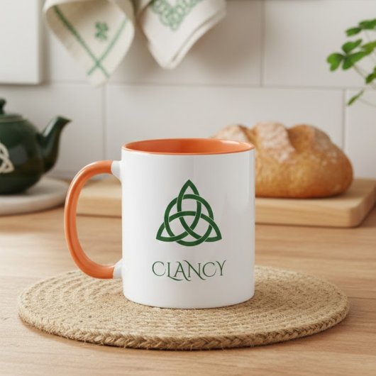 Vibrant Green Celtic Trinity Knot Family Name Tasse