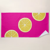 Vibrant Lemon Slice Pattern on Pink Beach Towel Strandtuch (Vorderseite)