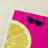 Vibrant Lemon Slice Pattern on Pink Beach Towel Strandtuch (Beispiel)