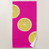 Vibrant Lemon Slice Pattern on Pink Beach Towel Strandtuch (Vorderseite)