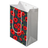 Vibrant Modern Red Poppies Pattern Art Mittlere Geschenktüte (Vorderseite Schrägansicht)