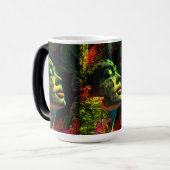 Vibrant Neon Woman's Head , Realistische Kunst Verwandlungstasse (Vorderseite Links)