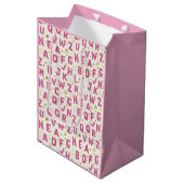 Vibrant Pink Alphabet and Gold Glitter Pattern Mittlere Geschenktüte (Vorderseite Schrägansicht)