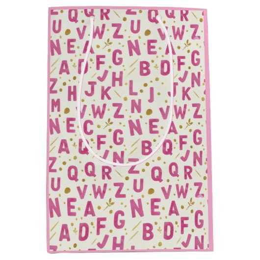 Vibrant Pink Alphabet and Gold Glitter Pattern Mittlere Geschenktüte (Vorderseite)