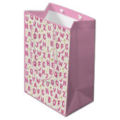 Vibrant Pink Alphabet and Gold Glitter Pattern Mittlere Geschenktüte (Rückseite Schrägansicht)