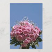 Vibrant Pink Rose Bouquet & Blue Sky Summer  Einladung (Rückseite)