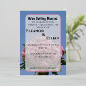 Vibrant Pink Rose Bouquet & Blue Sky Summer Folieneinladung (Stehend vorne)