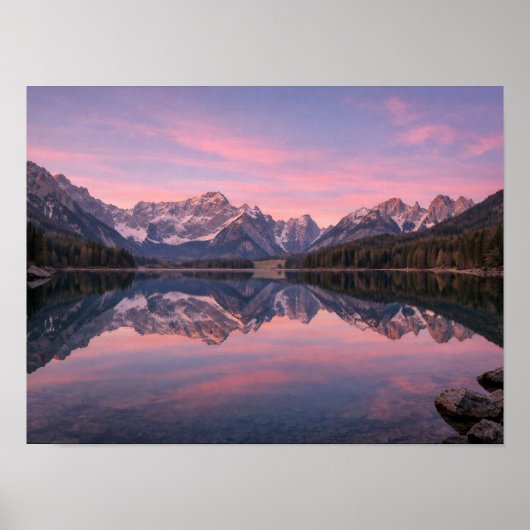 Vibrant Pink Sunset Mountain Lake Reflection Poster (Vorne)