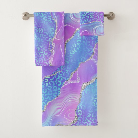 Vibrant Purple Blue Geode & Silver Leopard Print Badhandtuch Set (Insitu)