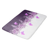 Vibrant Purple Butterfly and Botanical Design Badematte (Schrägansicht)