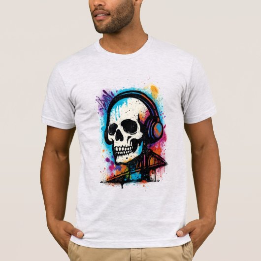 Vibrant Skull in Headphones – Graffiti Splash Art T-Shirt (Vorderseite)