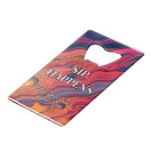 Vibrant Swirl Design Funny Sip Happens Beer Geldbeutel Flaschenöffner (Vorderseite Schrägansicht)