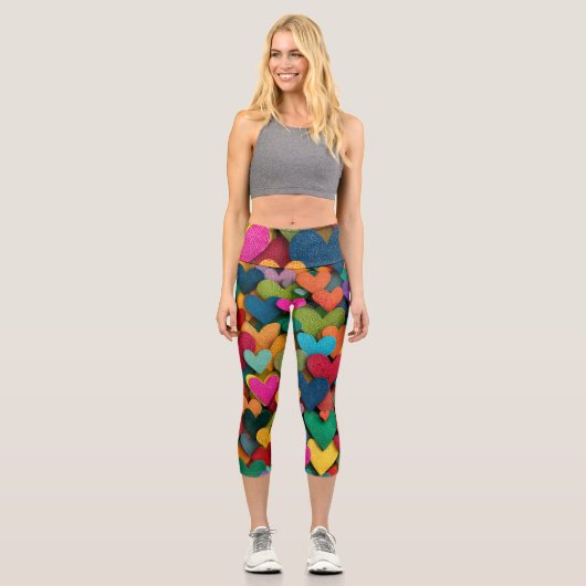 Vibrant Textured Heart Mosaic Capri Leggings (Vorderseite)