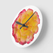 Vibrant Yellow and Pink Rose Wall Clock Runde Wanduhr (Winkel)