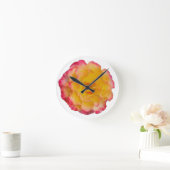 Vibrant Yellow and Pink Rose Wall Clock Runde Wanduhr (Zuhause)