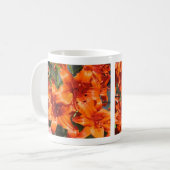 Vibrierende orange Tiger-Lilien Kaffeetasse (Vorderseite Links)
