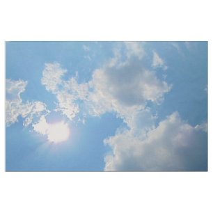Vibrierender blauer Himmel mit Sonne und Stoff